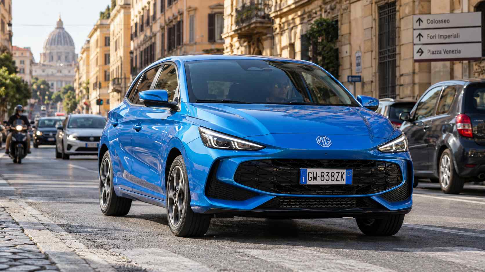 MG blu in una strada storica italiana